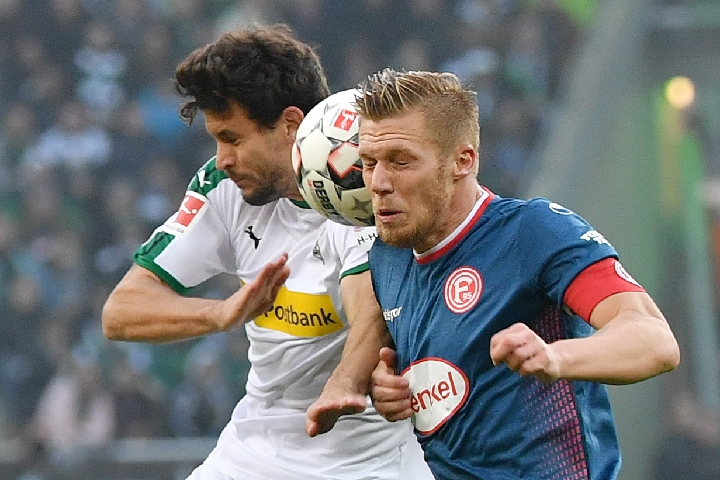 欧冠：巴黎2-1战胜曼联（欧冠：巴黎2比1力克曼联）